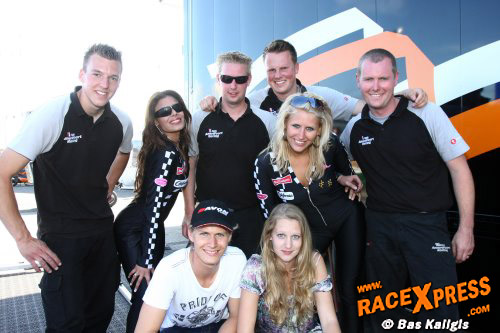De crew van Van Amersfoort met RaceXpress.nl pitbabes